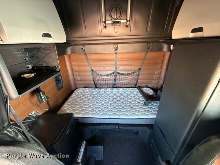 image for item YA2008 2018 Freightliner Cascadia semi truck