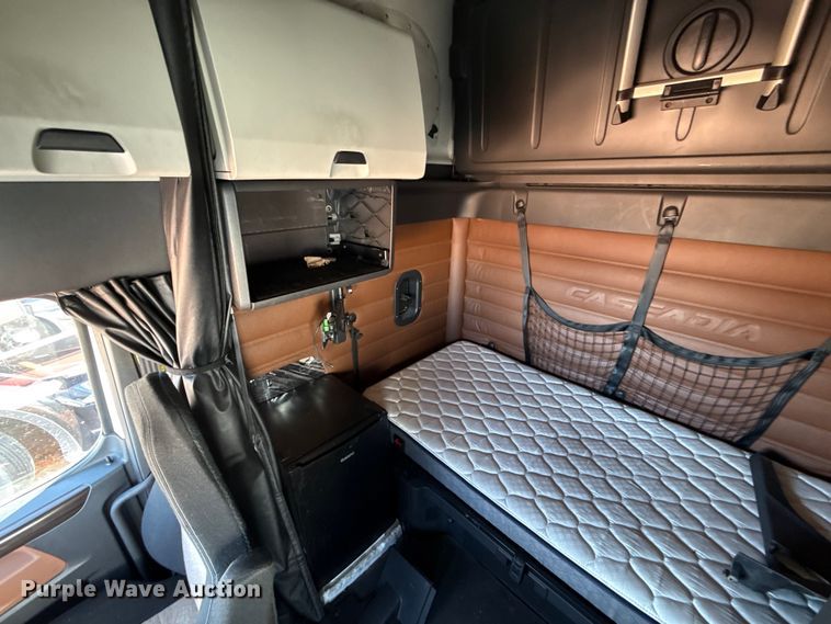 image for item YA2008 2018 Freightliner Cascadia semi truck