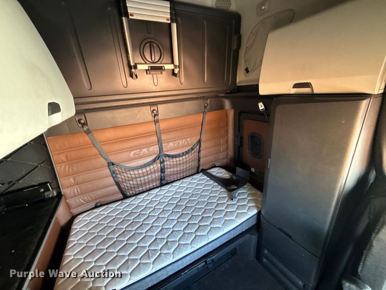 image for item YA2008 2018 Freightliner Cascadia semi truck