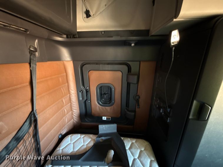 image for item YA2008 2018 Freightliner Cascadia semi truck