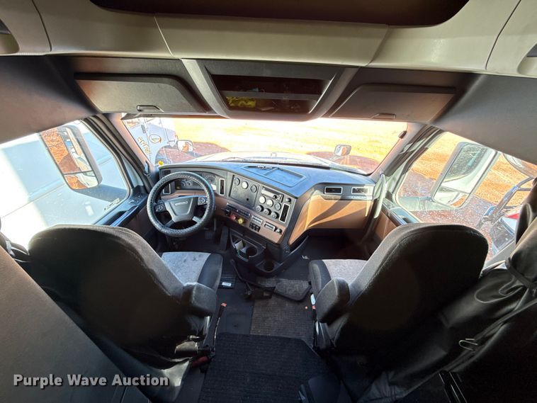 image for item YA2008 2018 Freightliner Cascadia semi truck