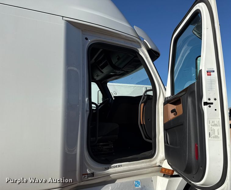 image for item YA2008 2018 Freightliner Cascadia semi truck
