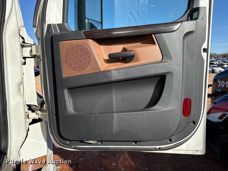 image for item YA2008 2018 Freightliner Cascadia semi truck