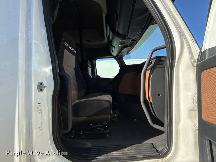 image for item YA2008 2018 Freightliner Cascadia semi truck