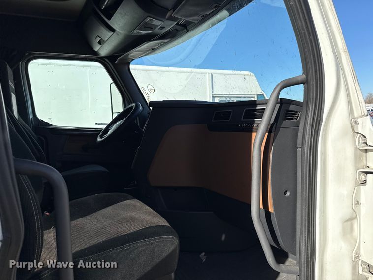 image for item YA2008 2018 Freightliner Cascadia semi truck