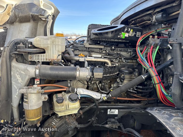 image for item YA2008 2018 Freightliner Cascadia semi truck