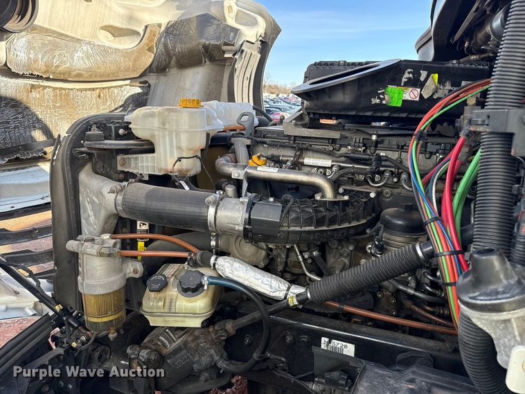 image for item YA2008 2018 Freightliner Cascadia semi truck