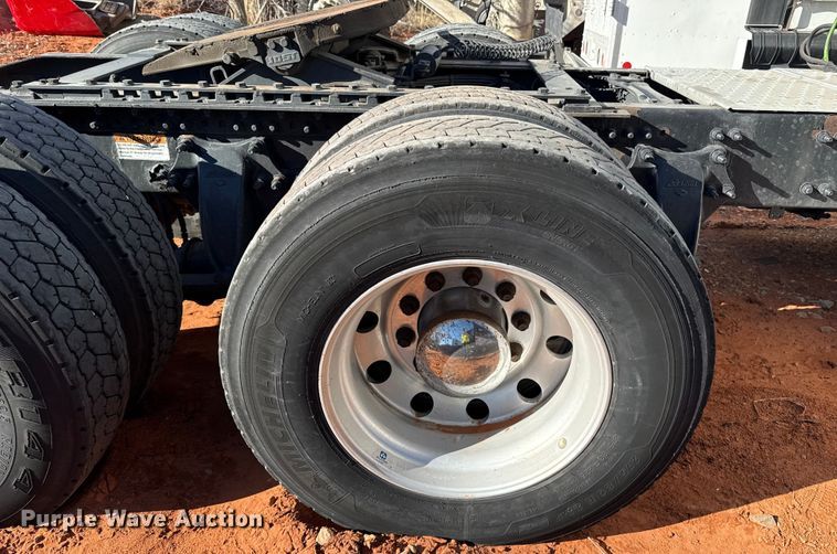 image for item YA2008 2018 Freightliner Cascadia semi truck