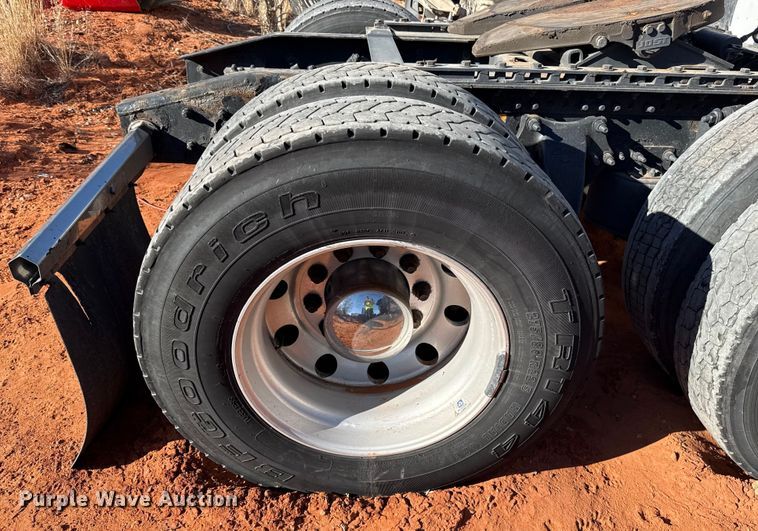 image for item YA2008 2018 Freightliner Cascadia semi truck