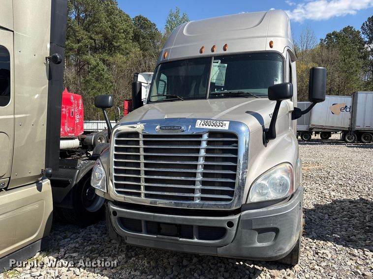 image for item YA2077 2017 Freightliner Cascadia semi truck