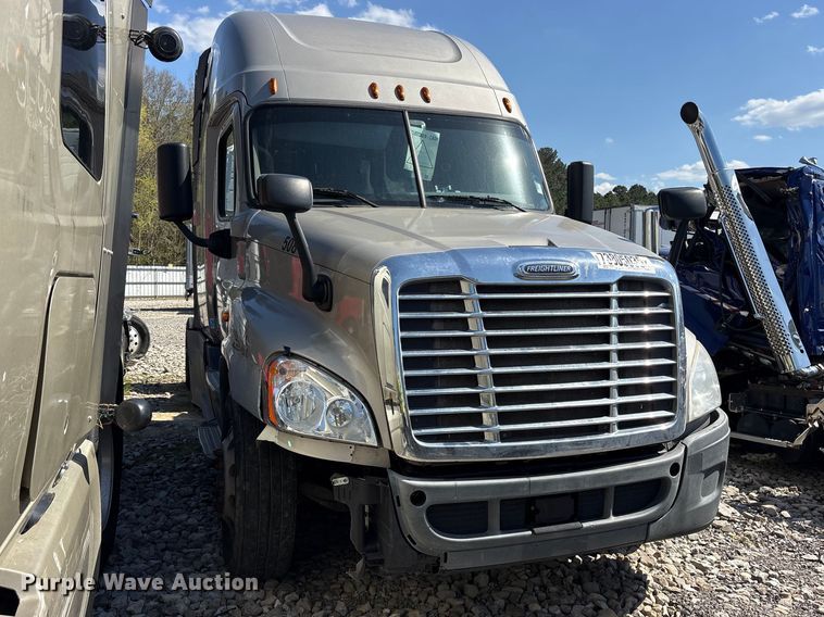 image for item YA2077 2017 Freightliner Cascadia semi truck