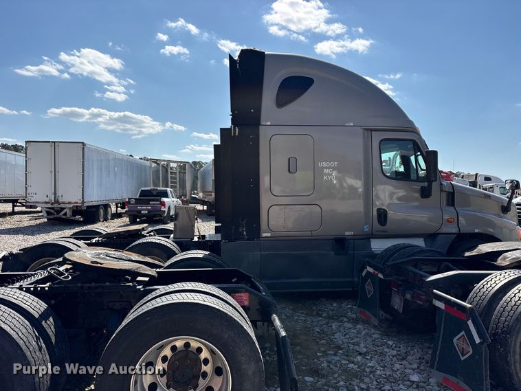 image for item YA2077 2017 Freightliner Cascadia semi truck