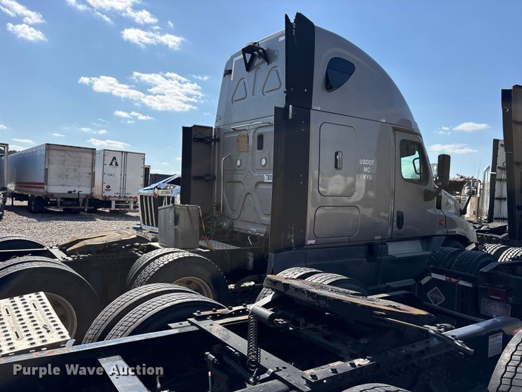 image for item YA2077 2017 Freightliner Cascadia semi truck