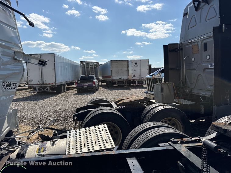 image for item YA2077 2017 Freightliner Cascadia semi truck