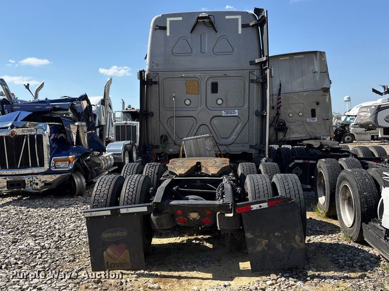 image for item YA2077 2017 Freightliner Cascadia semi truck