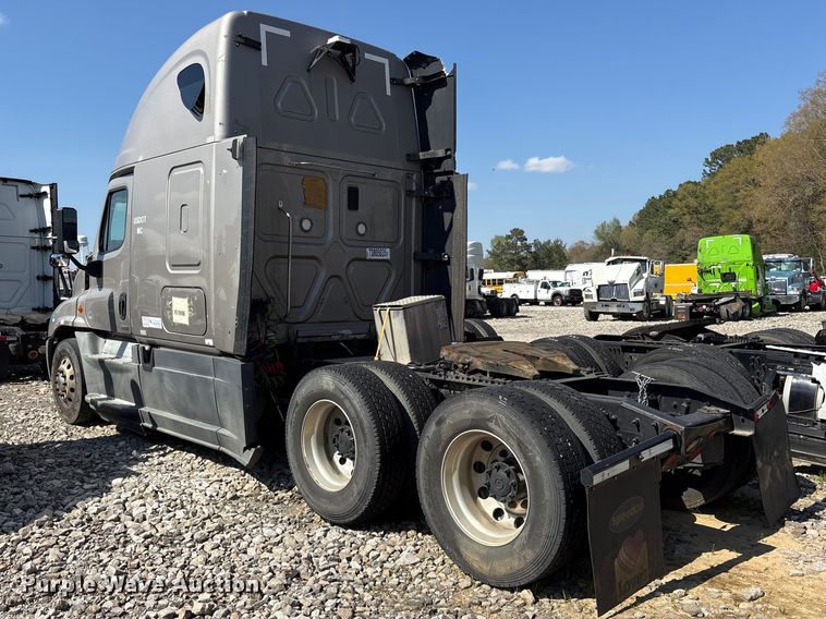 image for item YA2077 2017 Freightliner Cascadia semi truck