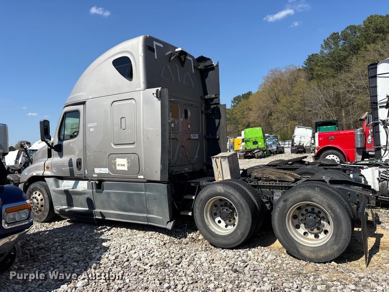 image for item YA2077 2017 Freightliner Cascadia semi truck