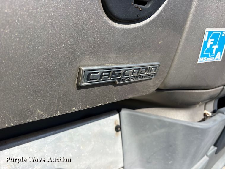 image for item YA2077 2017 Freightliner Cascadia semi truck