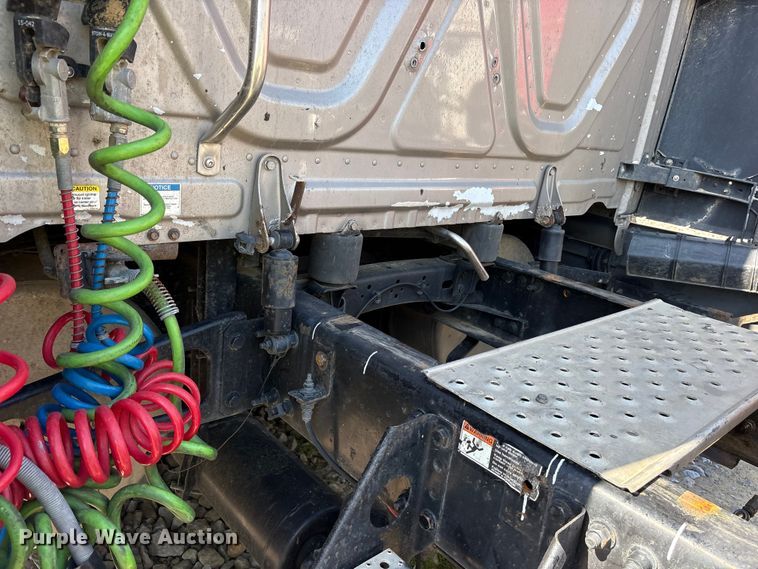 image for item YA2077 2017 Freightliner Cascadia semi truck