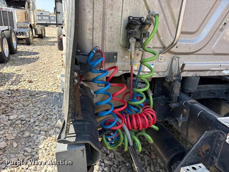 image for item YA2077 2017 Freightliner Cascadia semi truck