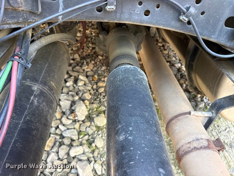 image for item YA2077 2017 Freightliner Cascadia semi truck