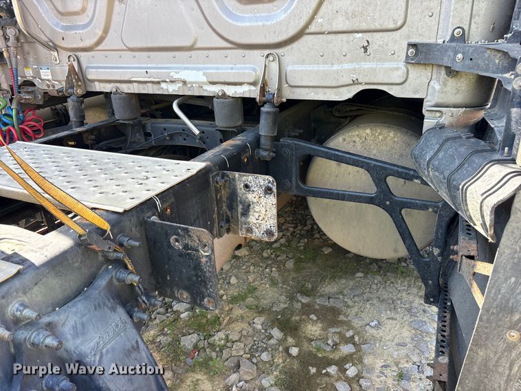 image for item YA2077 2017 Freightliner Cascadia semi truck