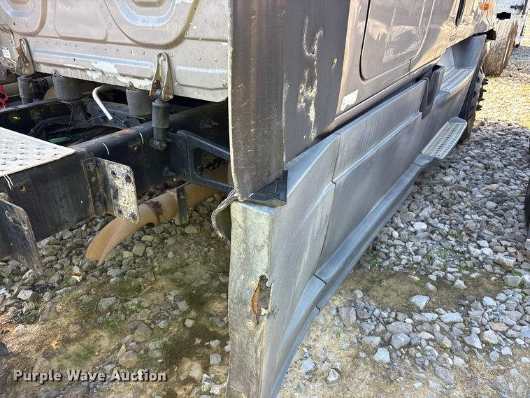 image for item YA2077 2017 Freightliner Cascadia semi truck