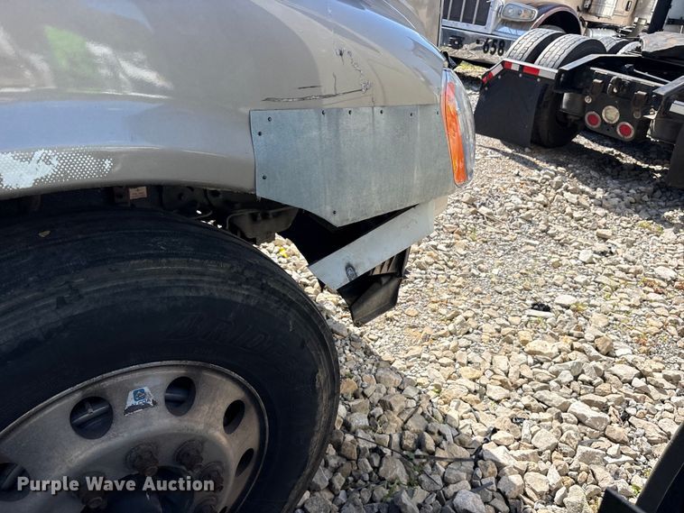 image for item YA2077 2017 Freightliner Cascadia semi truck