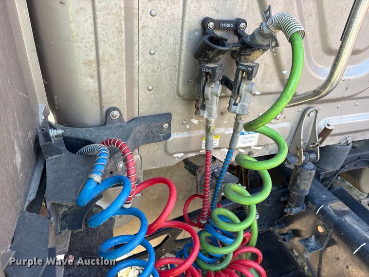 image for item YA2077 2017 Freightliner Cascadia semi truck