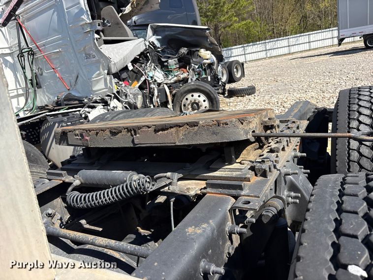 image for item YA2077 2017 Freightliner Cascadia semi truck