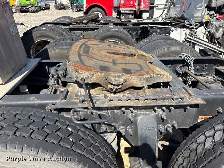 image for item YA2077 2017 Freightliner Cascadia semi truck