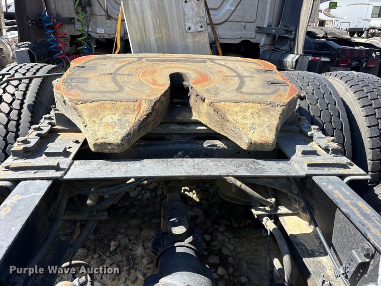 image for item YA2077 2017 Freightliner Cascadia semi truck