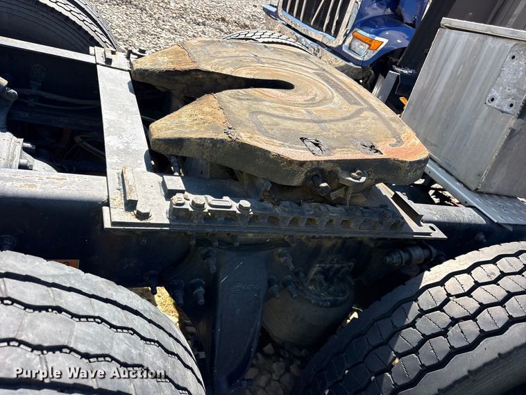 image for item YA2077 2017 Freightliner Cascadia semi truck