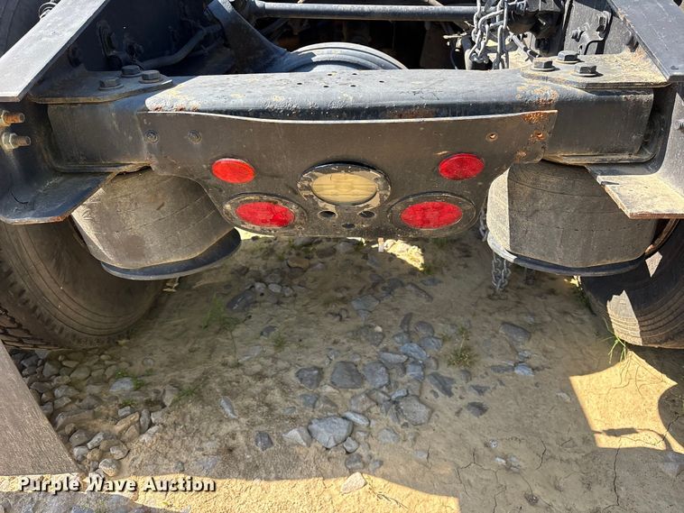 image for item YA2077 2017 Freightliner Cascadia semi truck