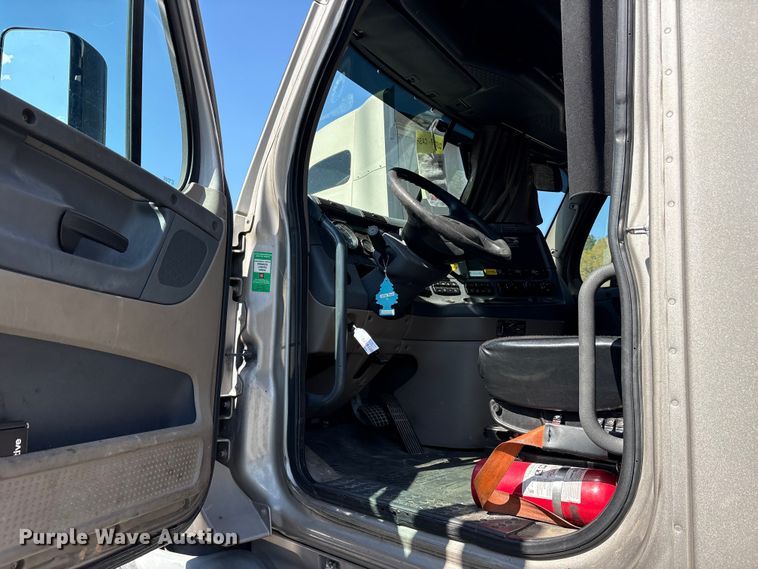 image for item YA2077 2017 Freightliner Cascadia semi truck