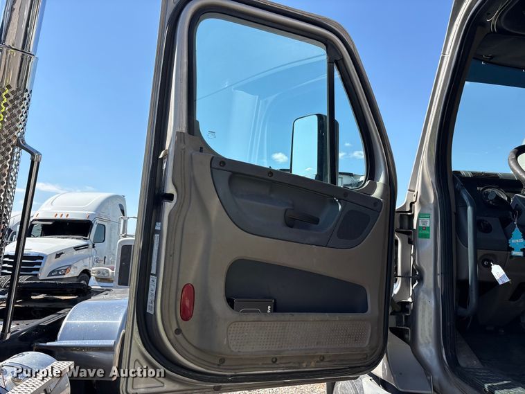 image for item YA2077 2017 Freightliner Cascadia semi truck