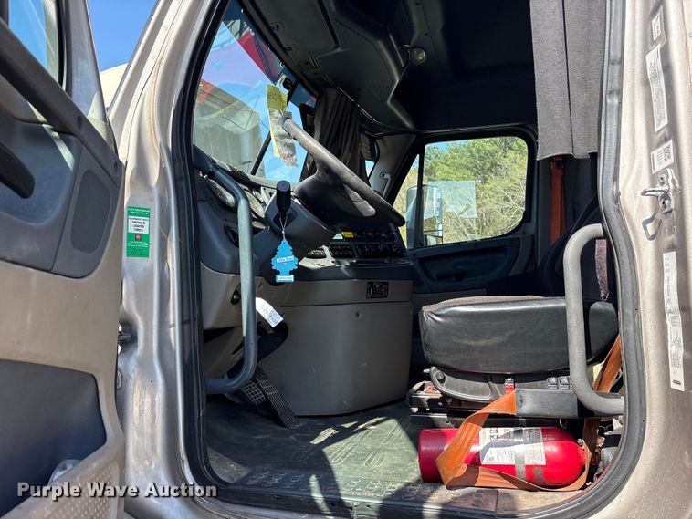 image for item YA2077 2017 Freightliner Cascadia semi truck