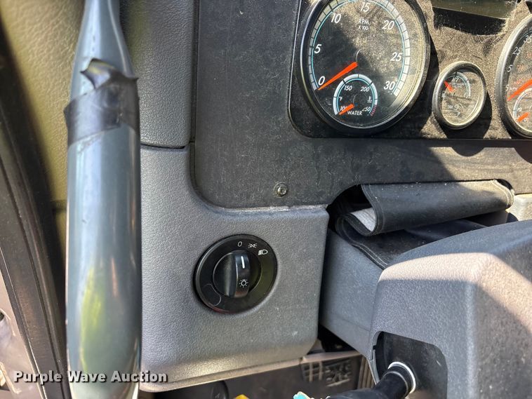 image for item YA2077 2017 Freightliner Cascadia semi truck