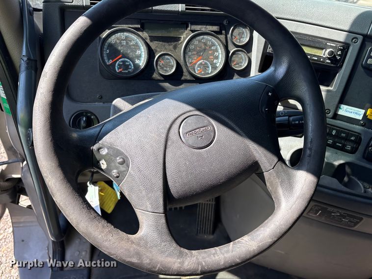 image for item YA2077 2017 Freightliner Cascadia semi truck