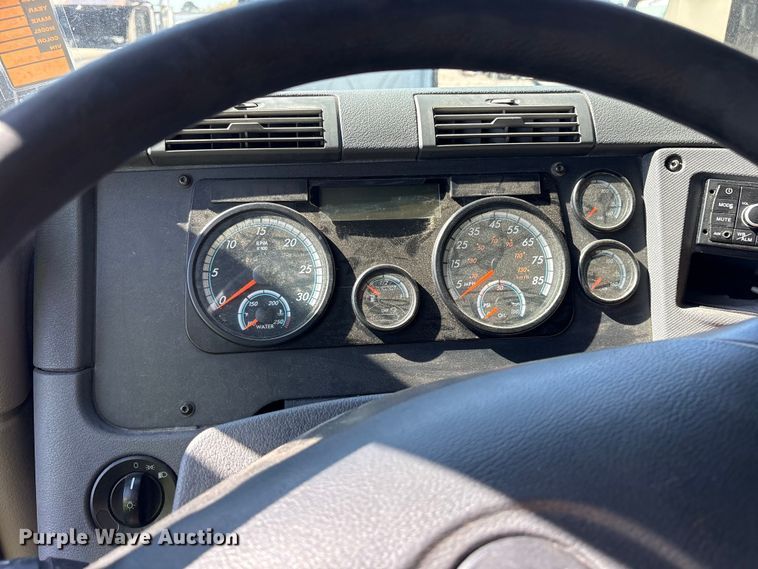 image for item YA2077 2017 Freightliner Cascadia semi truck