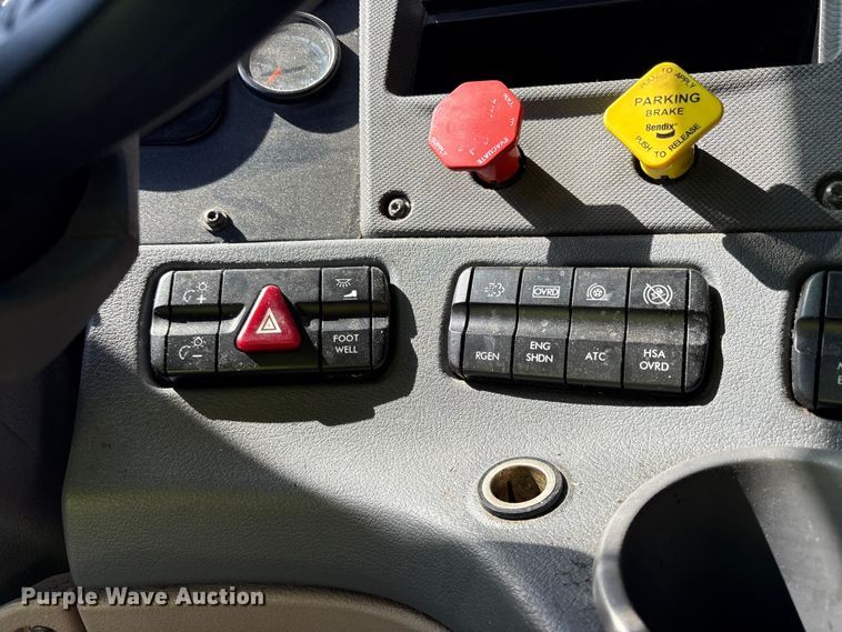 image for item YA2077 2017 Freightliner Cascadia semi truck