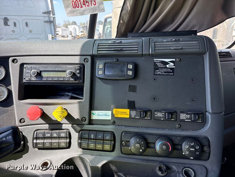 image for item YA2077 2017 Freightliner Cascadia semi truck