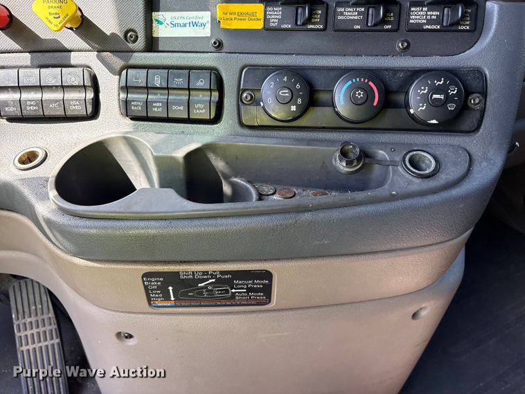 image for item YA2077 2017 Freightliner Cascadia semi truck