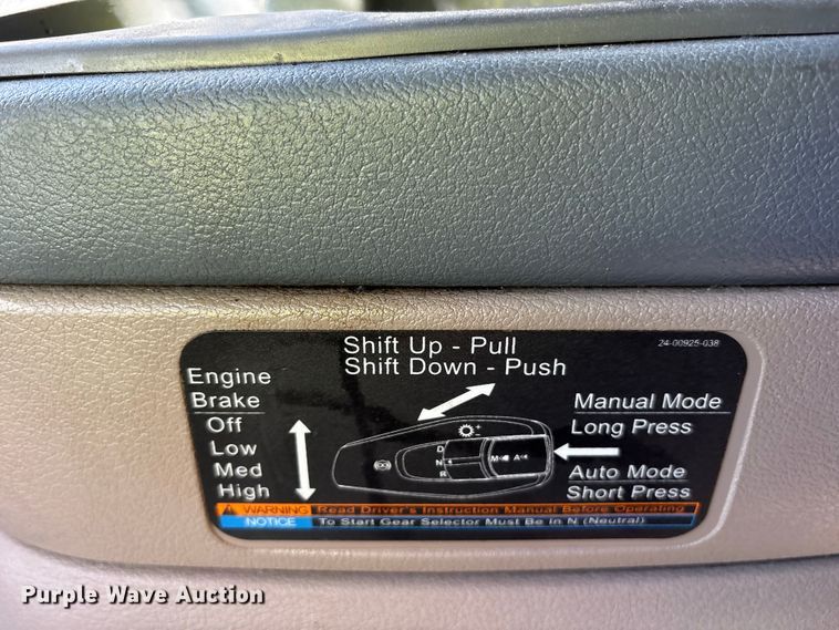 image for item YA2077 2017 Freightliner Cascadia semi truck