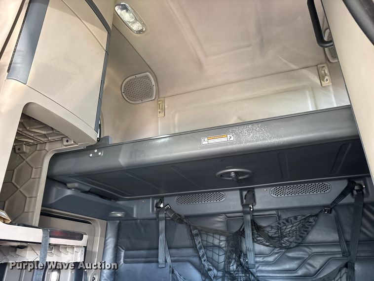 image for item YA2077 2017 Freightliner Cascadia semi truck