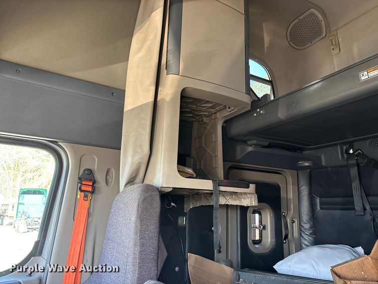 image for item YA2077 2017 Freightliner Cascadia semi truck