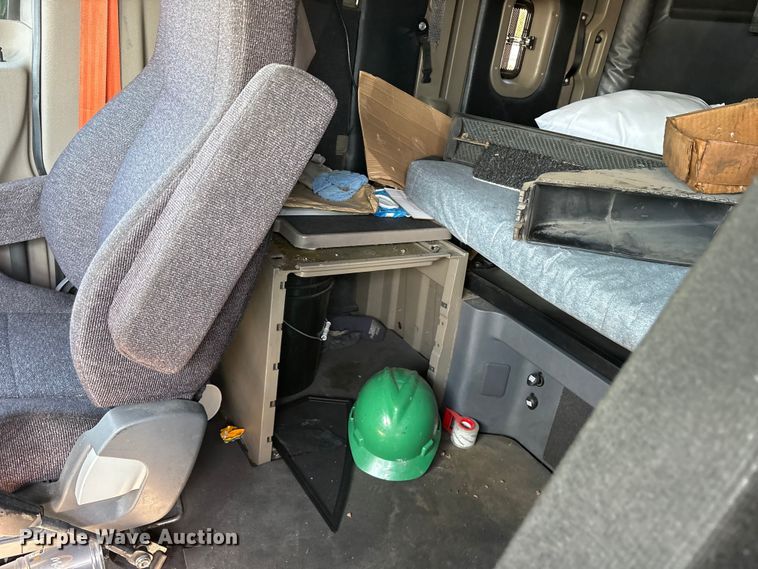 image for item YA2077 2017 Freightliner Cascadia semi truck