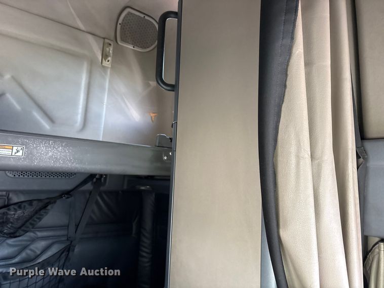 image for item YA2077 2017 Freightliner Cascadia semi truck