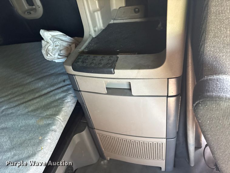 image for item YA2077 2017 Freightliner Cascadia semi truck