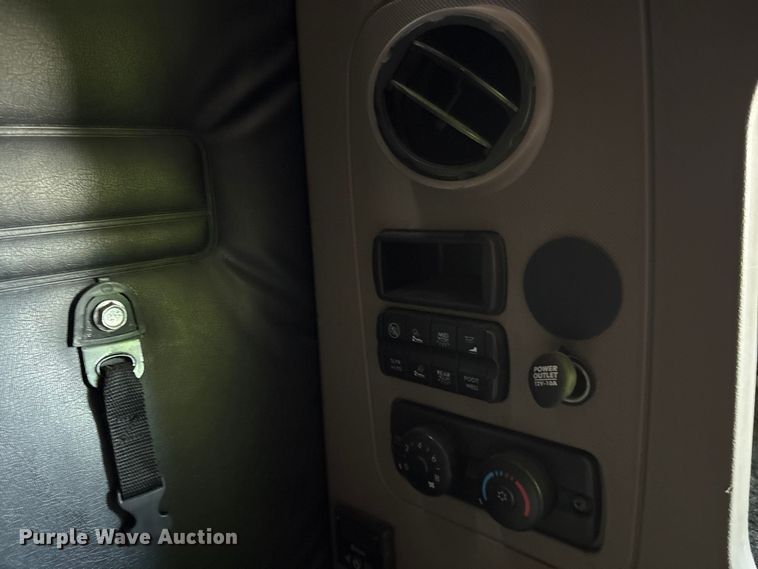 image for item YA2077 2017 Freightliner Cascadia semi truck